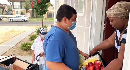 1000x544_FoodToShare_neighbors-delivering-photo1